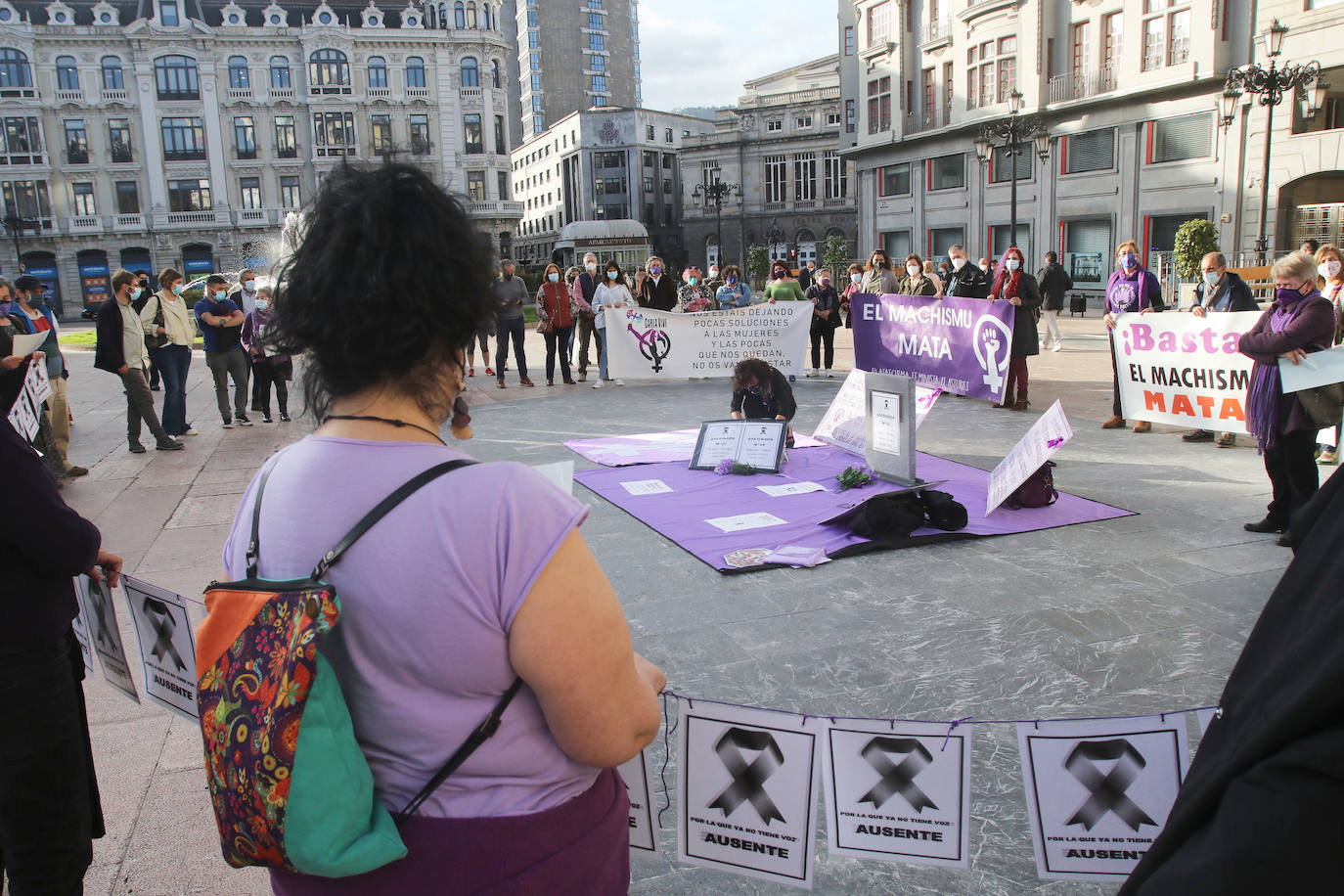 Decenas de personas se han concentrado este jueves en Oviedo y Laviana —donde se aplazó el acto oficial a mañana— como muestra de repulsa a la violencia machista después de que un hombre presuntamente asesinara esta madrugada a su expareja. María Teresa Aladro tenía 48 años, un hijo y una vida en Laviana. El suyo es el primer feminicidio en Asturias en 2021. Su asesino la ha convertido en la víctima número trece de la violencia machista en España en lo que va de año. 