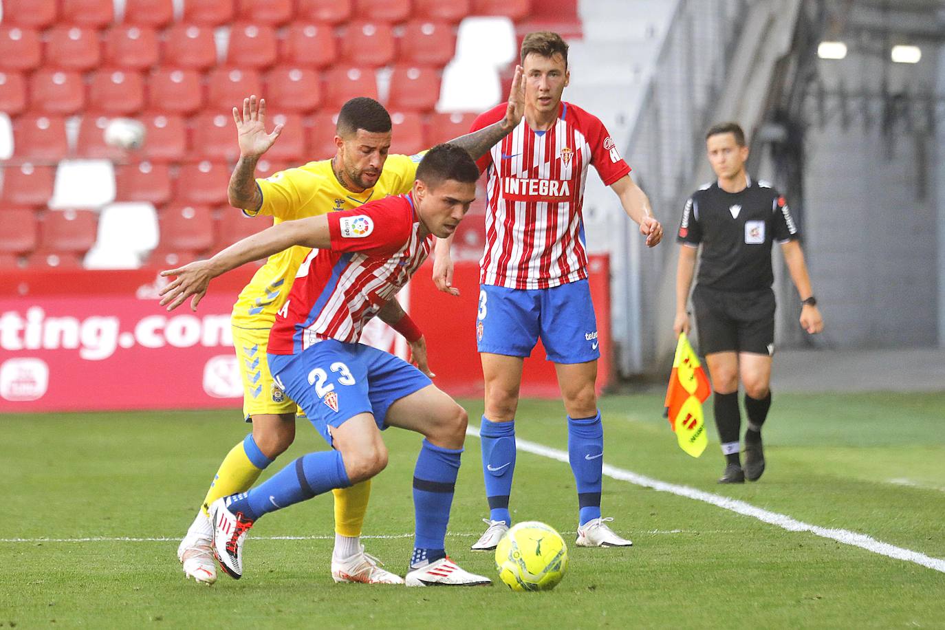 Djuka protege el esférico ante la presión de un jugador canario.