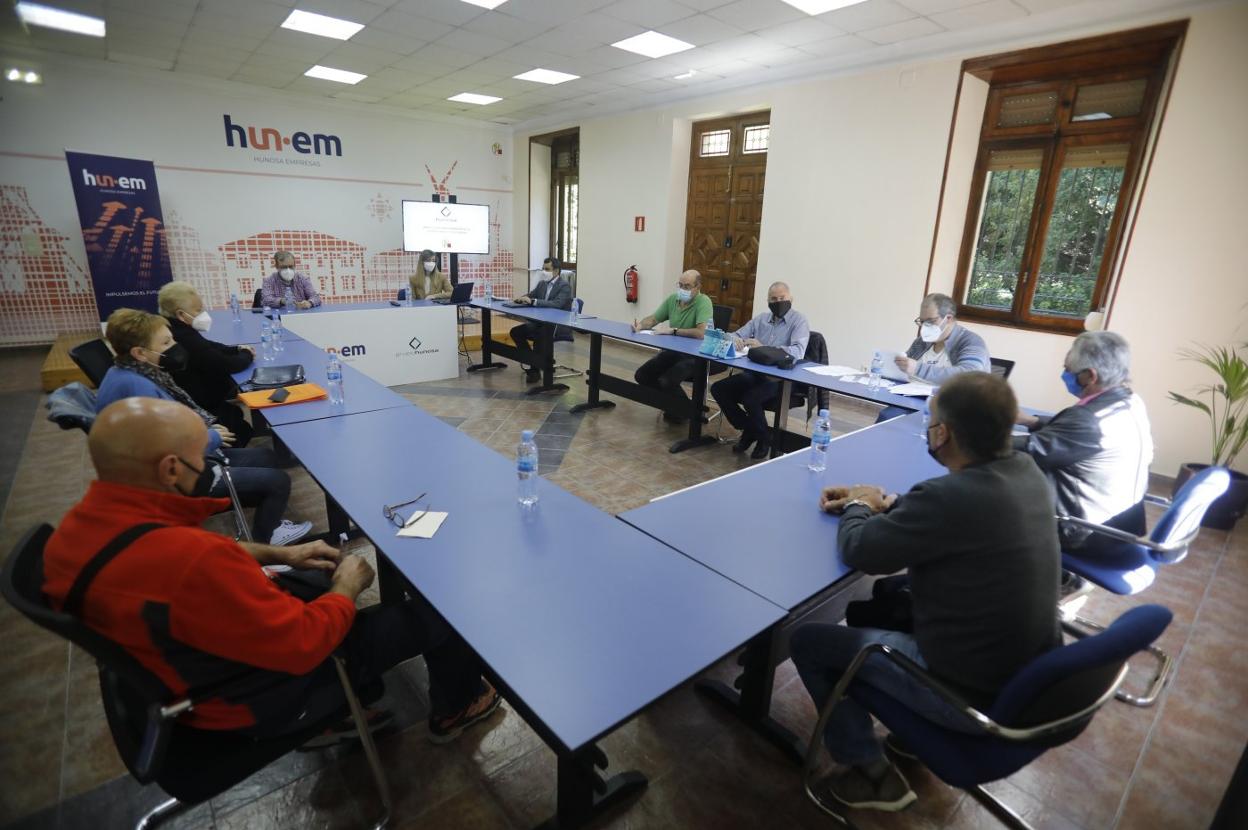 Gregorio Rabanal, presidente de Hunosa, durante la reunión con los vecinos de la zona norte de Mieres. 