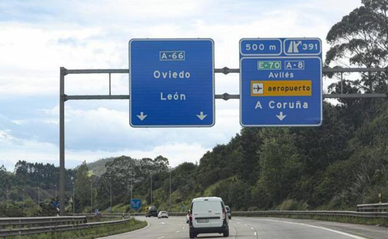 Circulación de vehículos en una autopista. 