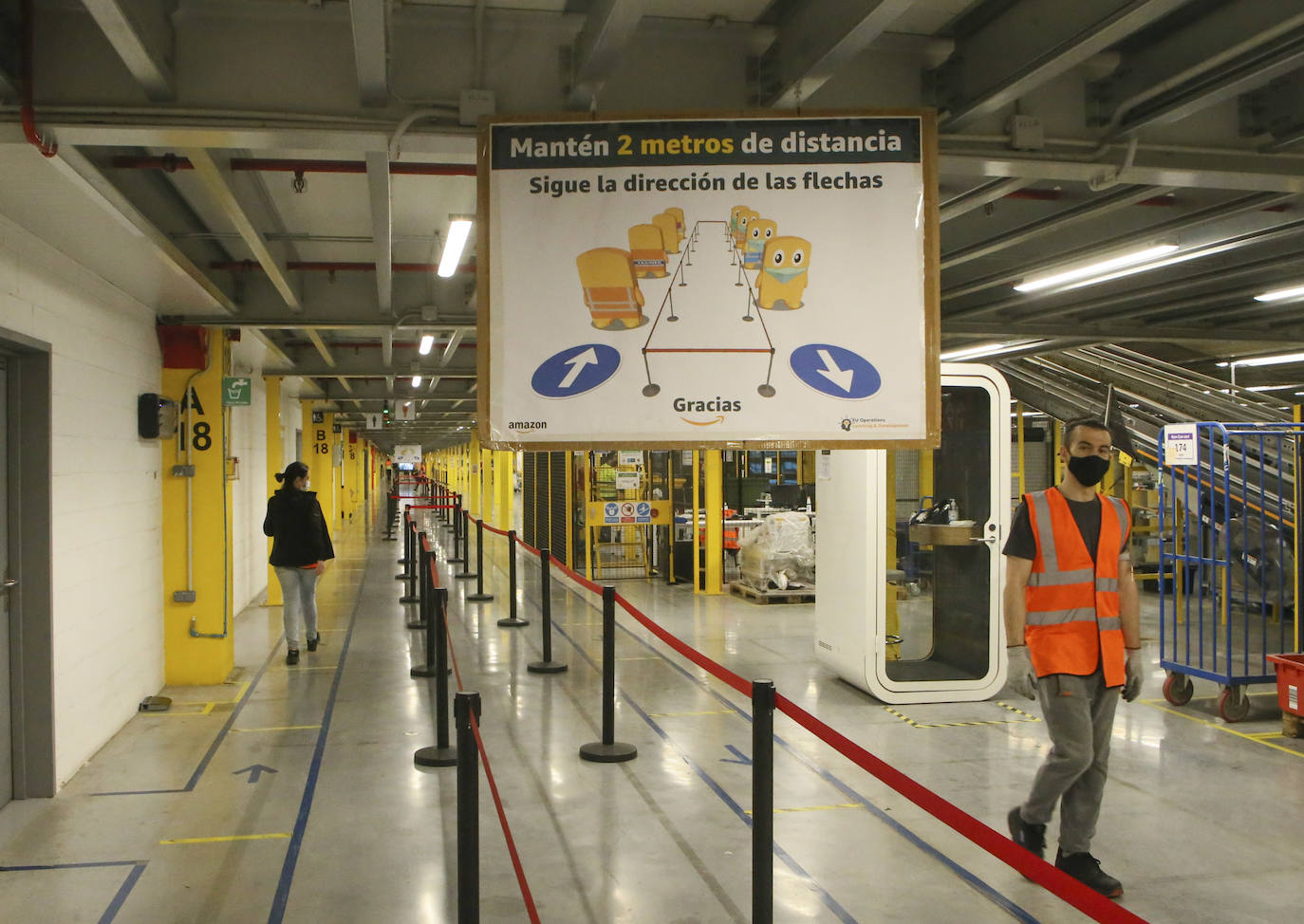 El centro logístico de Amazon en Barcelona da servicio a otros más pequeños y tiene muchas similitudes con la instalación que este gigante comercial y de la logística construye en Siero. 