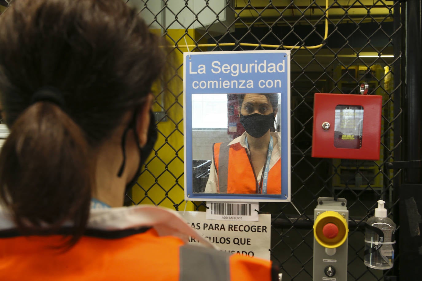 El centro logístico de Amazon en Barcelona da servicio a otros más pequeños y tiene muchas similitudes con la instalación que este gigante comercial y de la logística construye en Siero. 