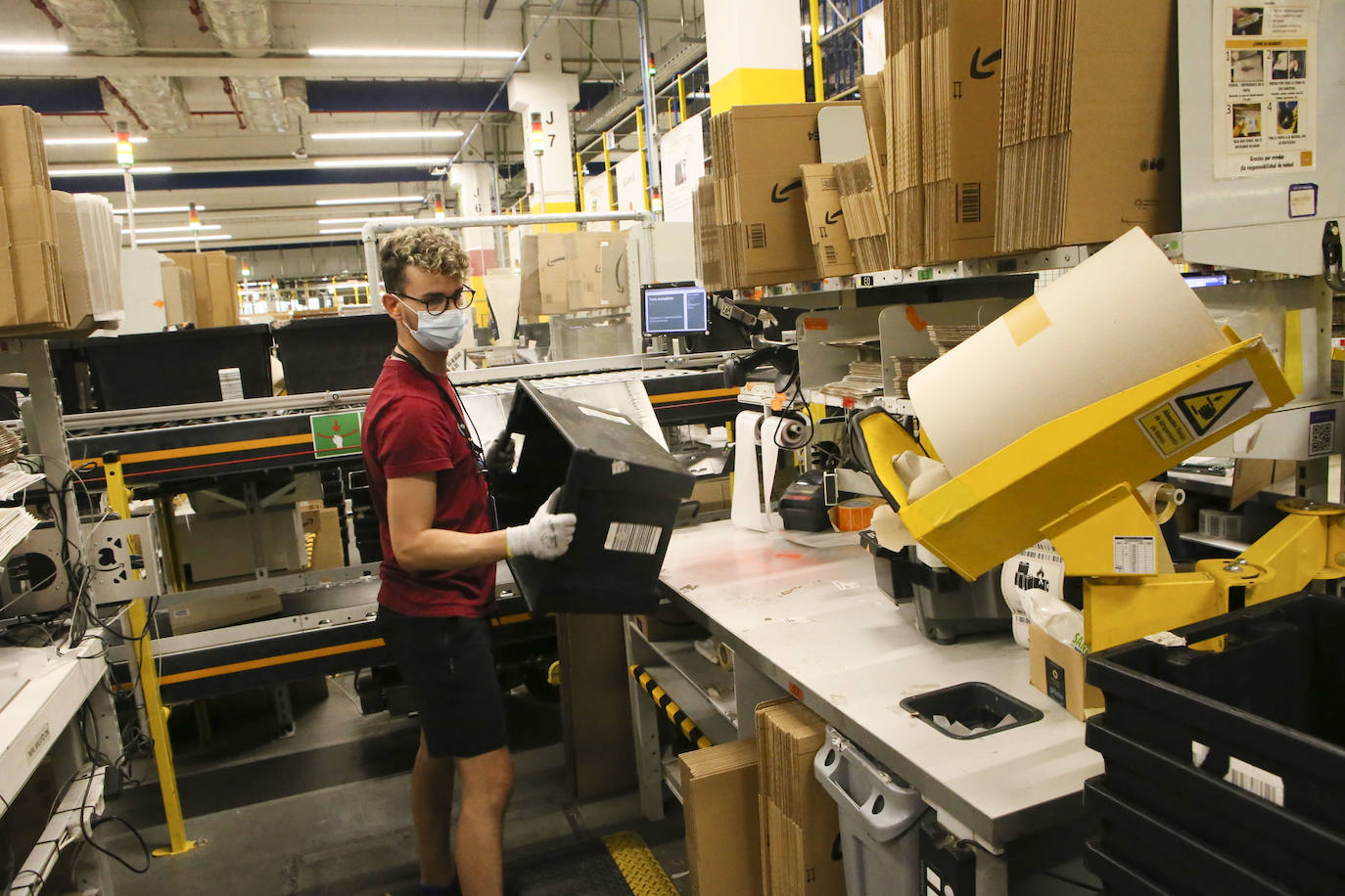 El centro logístico de Amazon en Barcelona da servicio a otros más pequeños y tiene muchas similitudes con la instalación que este gigante comercial y de la logística construye en Siero. 