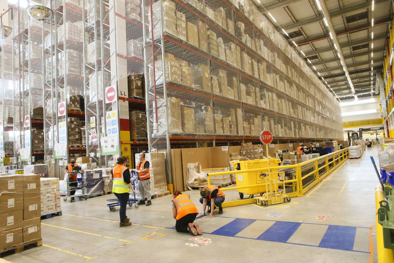 El centro logístico de Amazon en Barcelona da servicio a otros más pequeños y tiene muchas similitudes con la instalación que este gigante comercial y de la logística construye en Siero. 