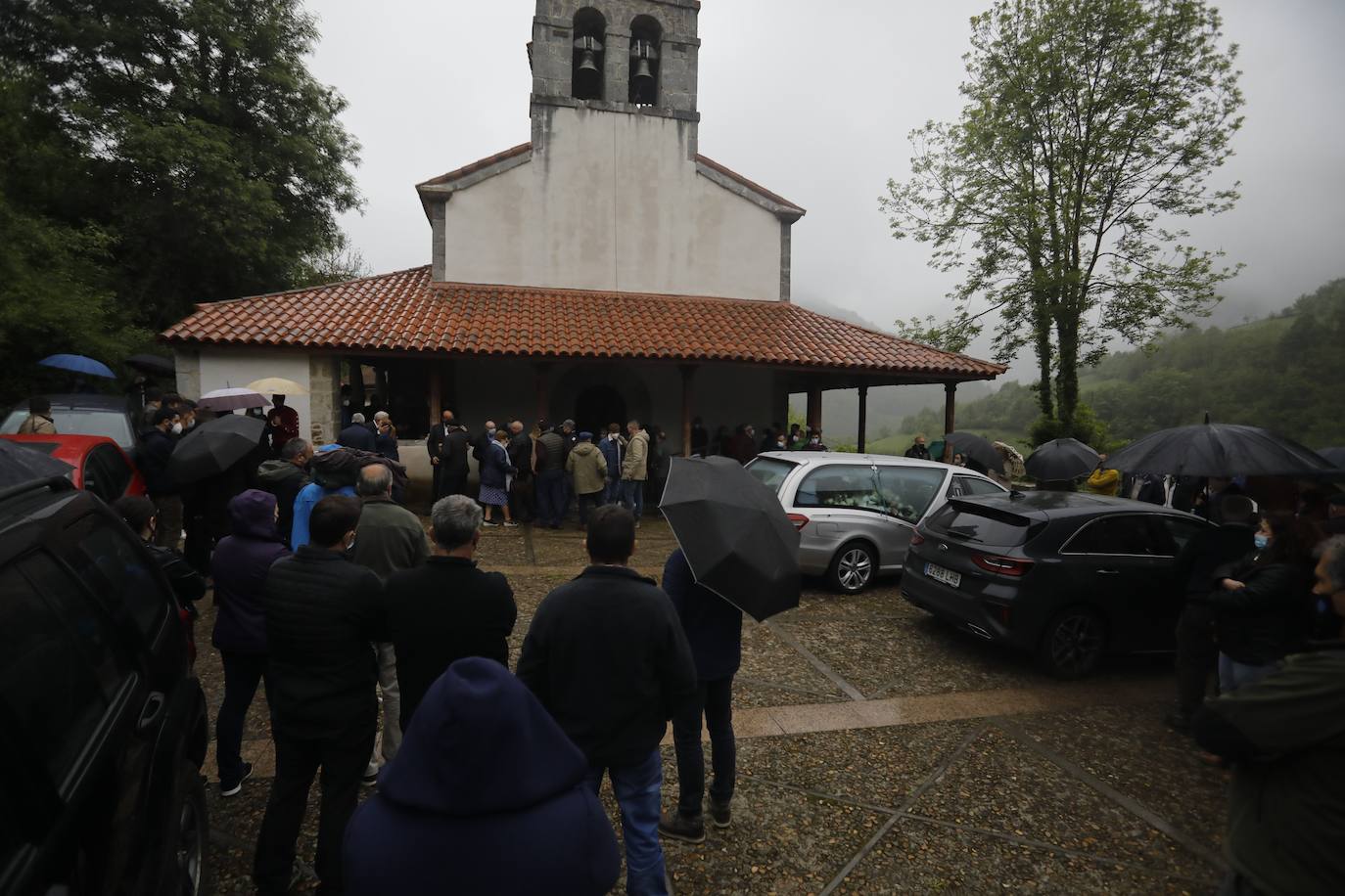  El funeral de María Teresa Aladro, la primera víctima del machismo este año en Asturias, se ha celebrado este viernes en Laviana ante la conmoción de sus familiares, amigos y vecinos. 