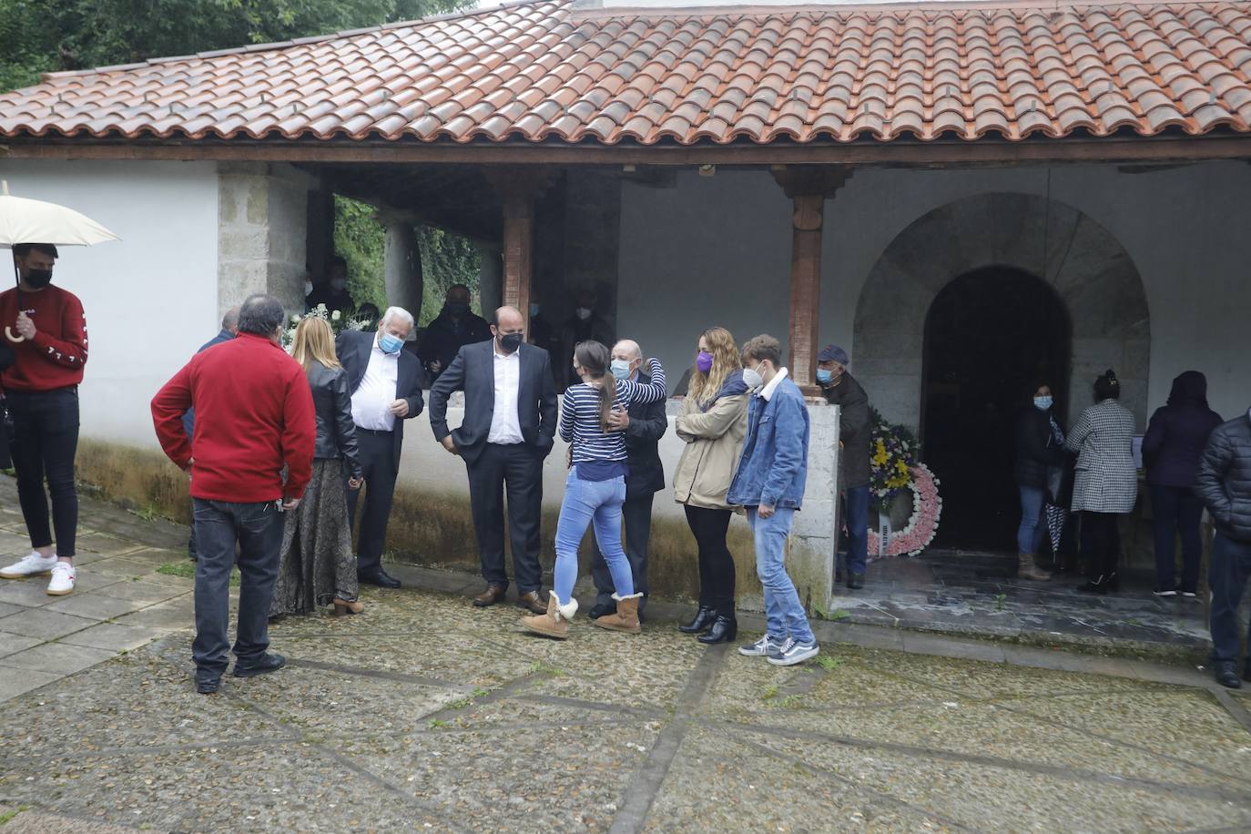  El funeral de María Teresa Aladro, la primera víctima del machismo este año en Asturias, se ha celebrado este viernes en Laviana ante la conmoción de sus familiares, amigos y vecinos. 