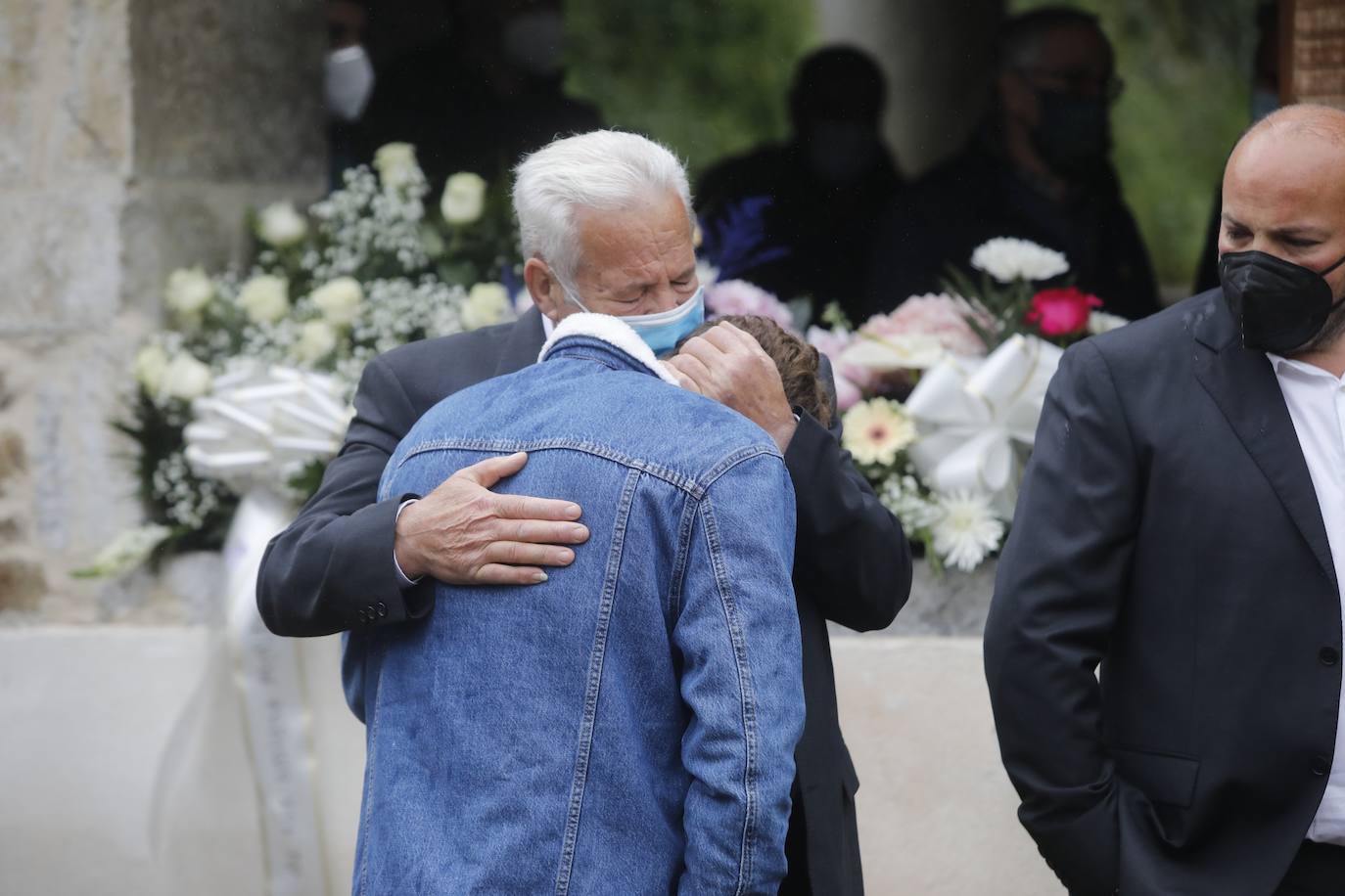  El funeral de María Teresa Aladro, la primera víctima del machismo este año en Asturias, se ha celebrado este viernes en Laviana ante la conmoción de sus familiares, amigos y vecinos. 