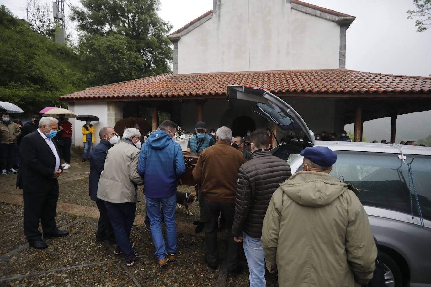  El funeral de María Teresa Aladro, la primera víctima del machismo este año en Asturias, se ha celebrado este viernes en Laviana ante la conmoción de sus familiares, amigos y vecinos. 