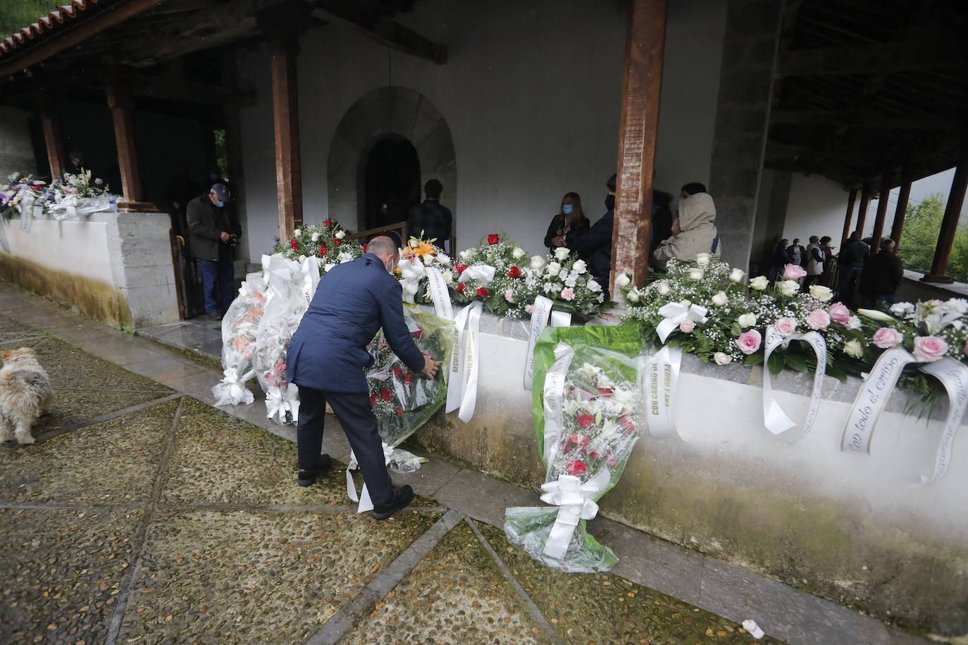  El funeral de María Teresa Aladro, la primera víctima del machismo este año en Asturias, se ha celebrado este viernes en Laviana ante la conmoción de sus familiares, amigos y vecinos. 