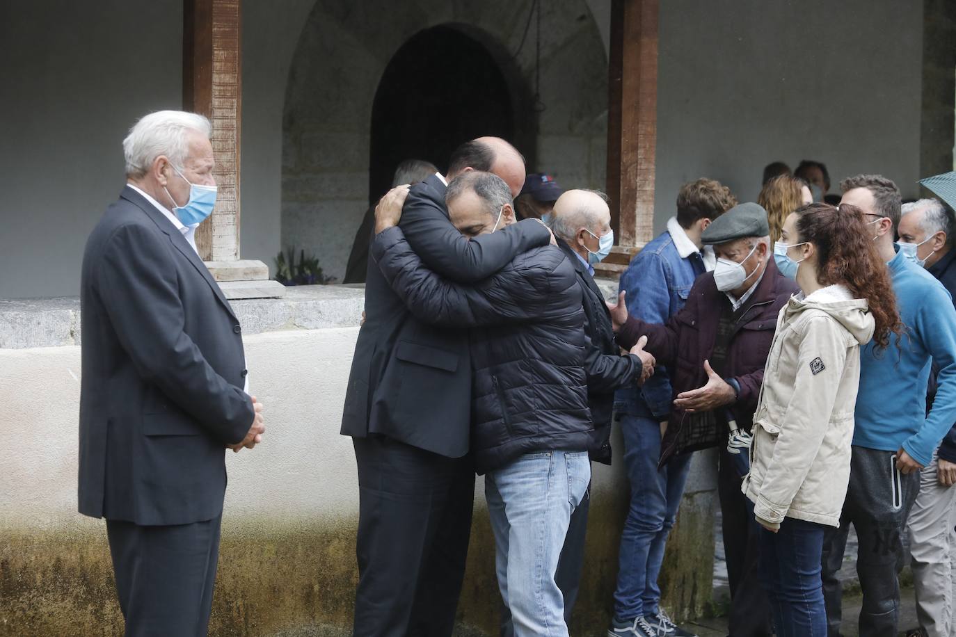  El funeral de María Teresa Aladro, la primera víctima del machismo este año en Asturias, se ha celebrado este viernes en Laviana ante la conmoción de sus familiares, amigos y vecinos. 