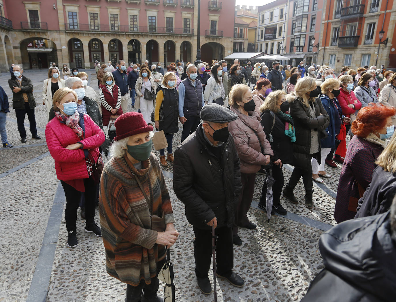 Vecinos de distintas localidades asturianas y responsables públicos de diferentes administraciones y signos políticos se han unido en el rechazo a la violencia machista tras el asesinato de Teresa Aladro en Pola Laviana.