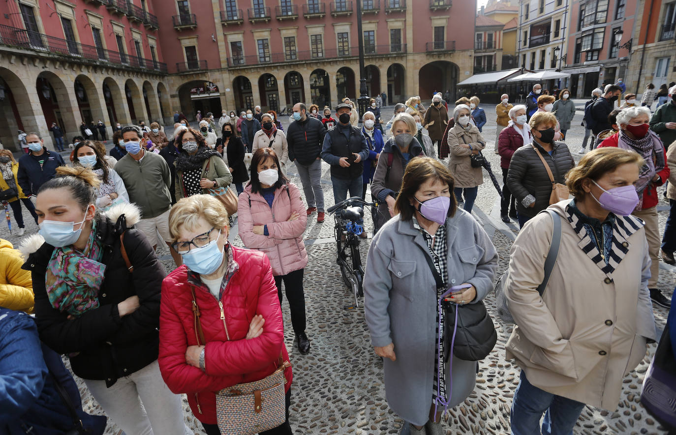 Vecinos de distintas localidades asturianas y responsables públicos de diferentes administraciones y signos políticos se han unido en el rechazo a la violencia machista tras el asesinato de Teresa Aladro en Pola Laviana.