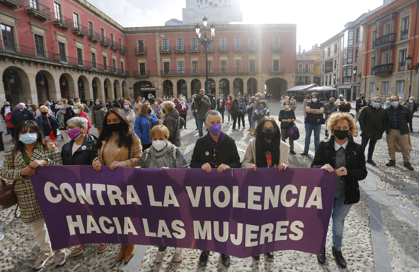 Vecinos de distintas localidades asturianas y responsables públicos de diferentes administraciones y signos políticos se han unido en el rechazo a la violencia machista tras el asesinato de Teresa Aladro en Pola Laviana.