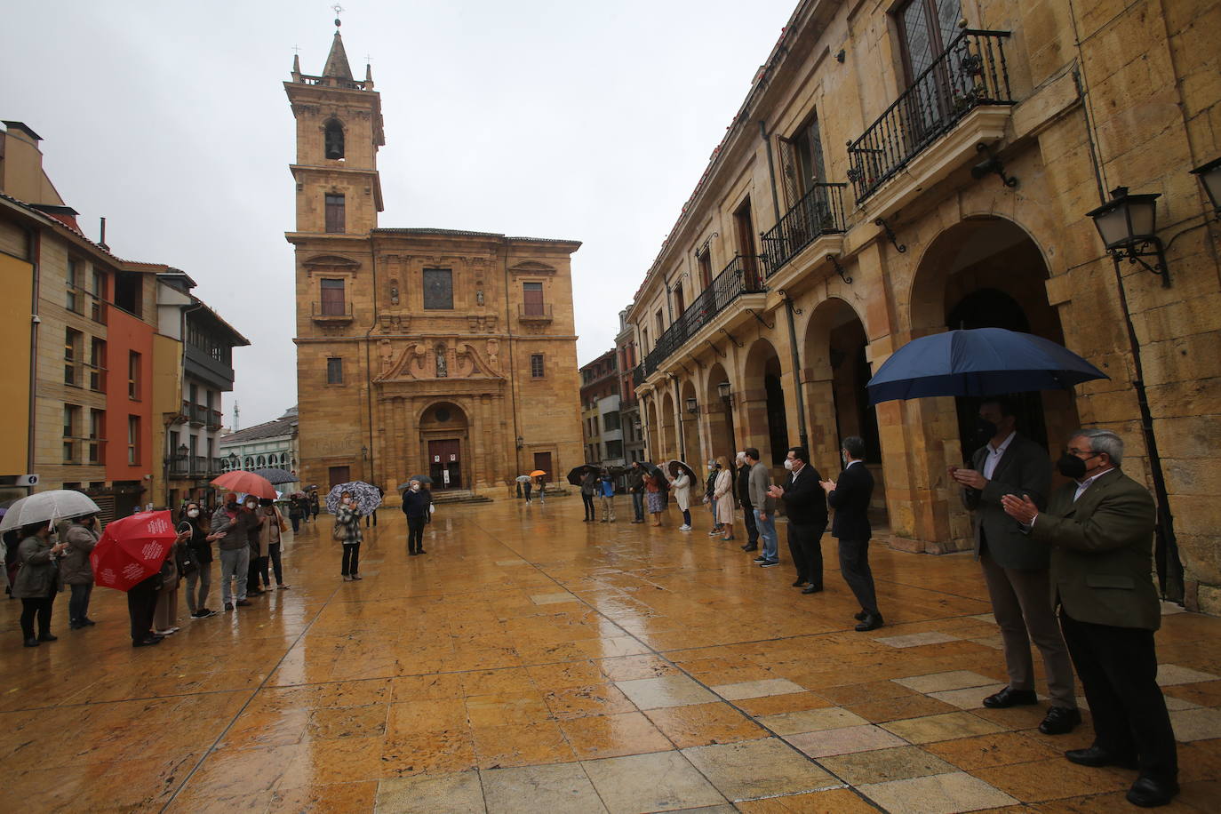 Vecinos de distintas localidades asturianas y responsables públicos de diferentes administraciones y signos políticos se han unido en el rechazo a la violencia machista tras el asesinato de Teresa Aladro en Pola Laviana.