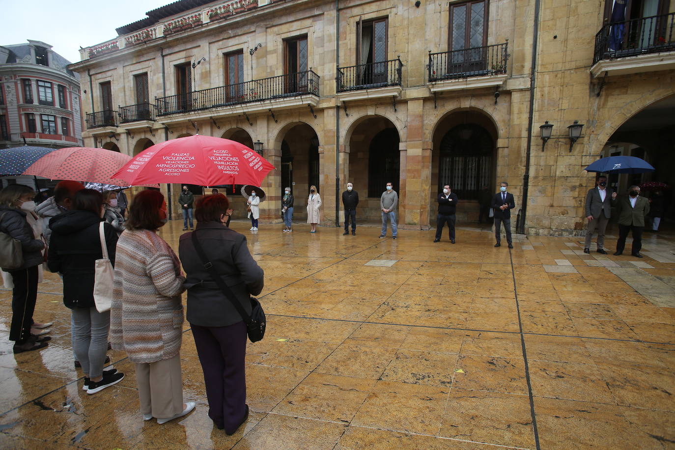 Vecinos de distintas localidades asturianas y responsables públicos de diferentes administraciones y signos políticos se han unido en el rechazo a la violencia machista tras el asesinato de Teresa Aladro en Pola Laviana.