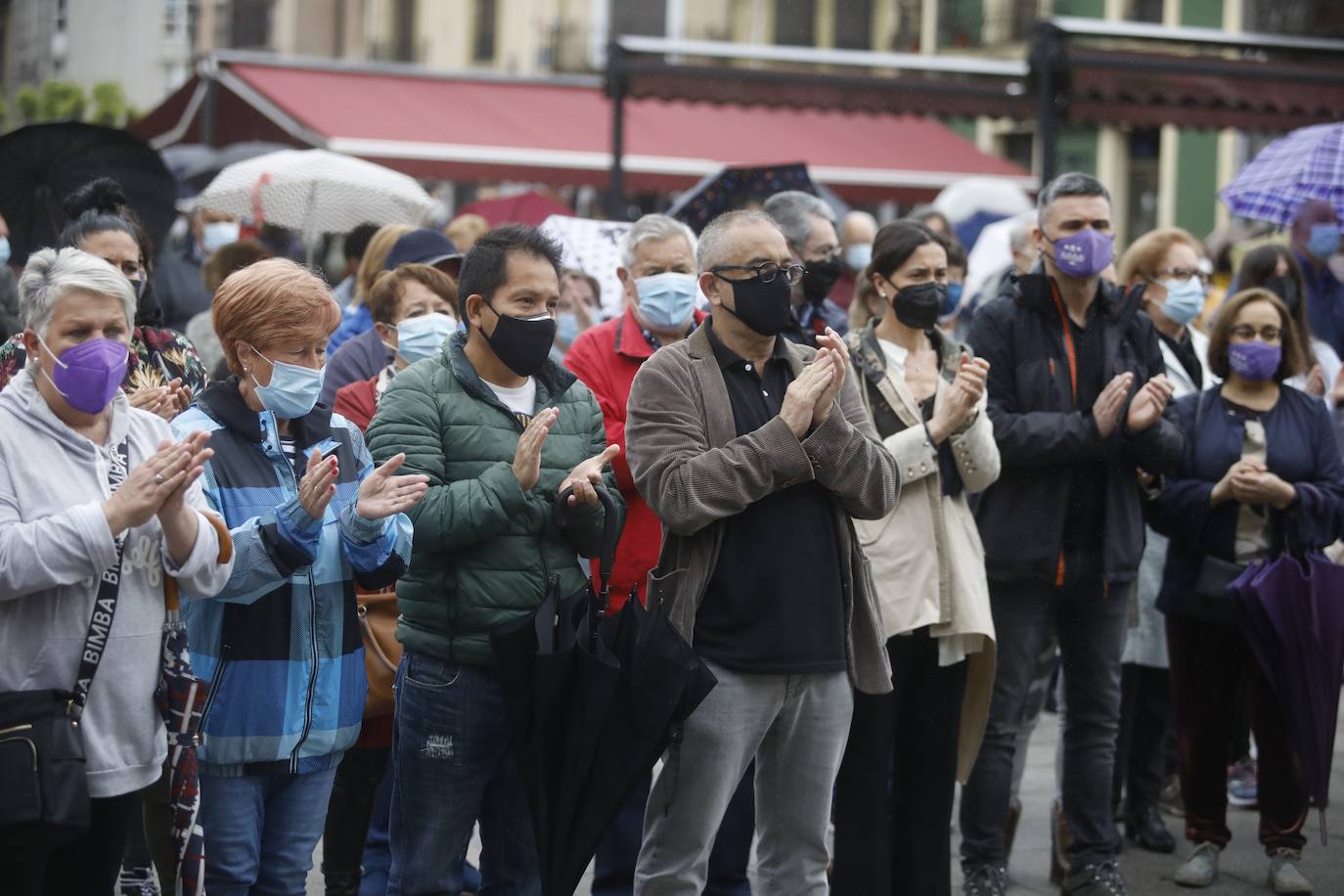 Vecinos de distintas localidades asturianas y responsables públicos de diferentes administraciones y signos políticos se han unido en el rechazo a la violencia machista tras el asesinato de Teresa Aladro en Pola Laviana.