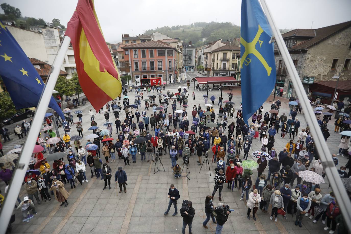 Vecinos de distintas localidades asturianas y responsables públicos de diferentes administraciones y signos políticos se han unido en el rechazo a la violencia machista tras el asesinato de Teresa Aladro en Pola Laviana.