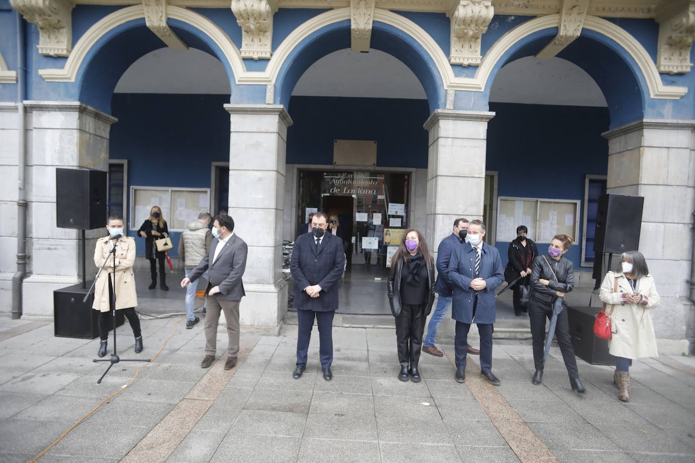 Vecinos de distintas localidades asturianas y responsables públicos de diferentes administraciones y signos políticos se han unido en el rechazo a la violencia machista tras el asesinato de Teresa Aladro en Pola Laviana.