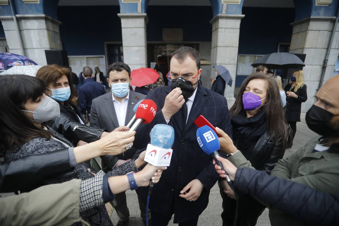 Vecinos de distintas localidades asturianas y responsables públicos de diferentes administraciones y signos políticos se han unido en el rechazo a la violencia machista tras el asesinato de Teresa Aladro en Pola Laviana.