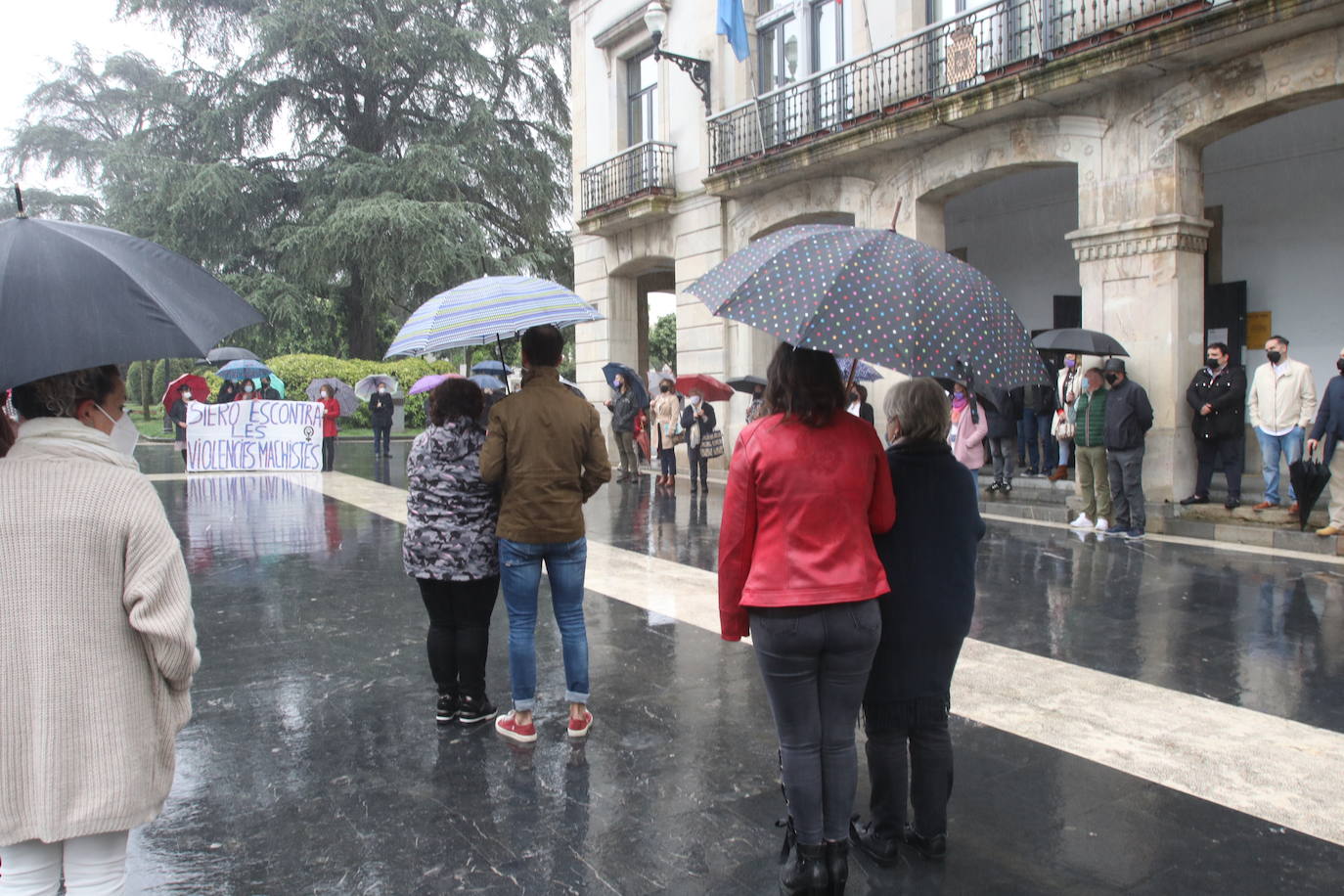 Vecinos de distintas localidades asturianas y responsables públicos de diferentes administraciones y signos políticos se han unido en el rechazo a la violencia machista tras el asesinato de Teresa Aladro en Pola Laviana.