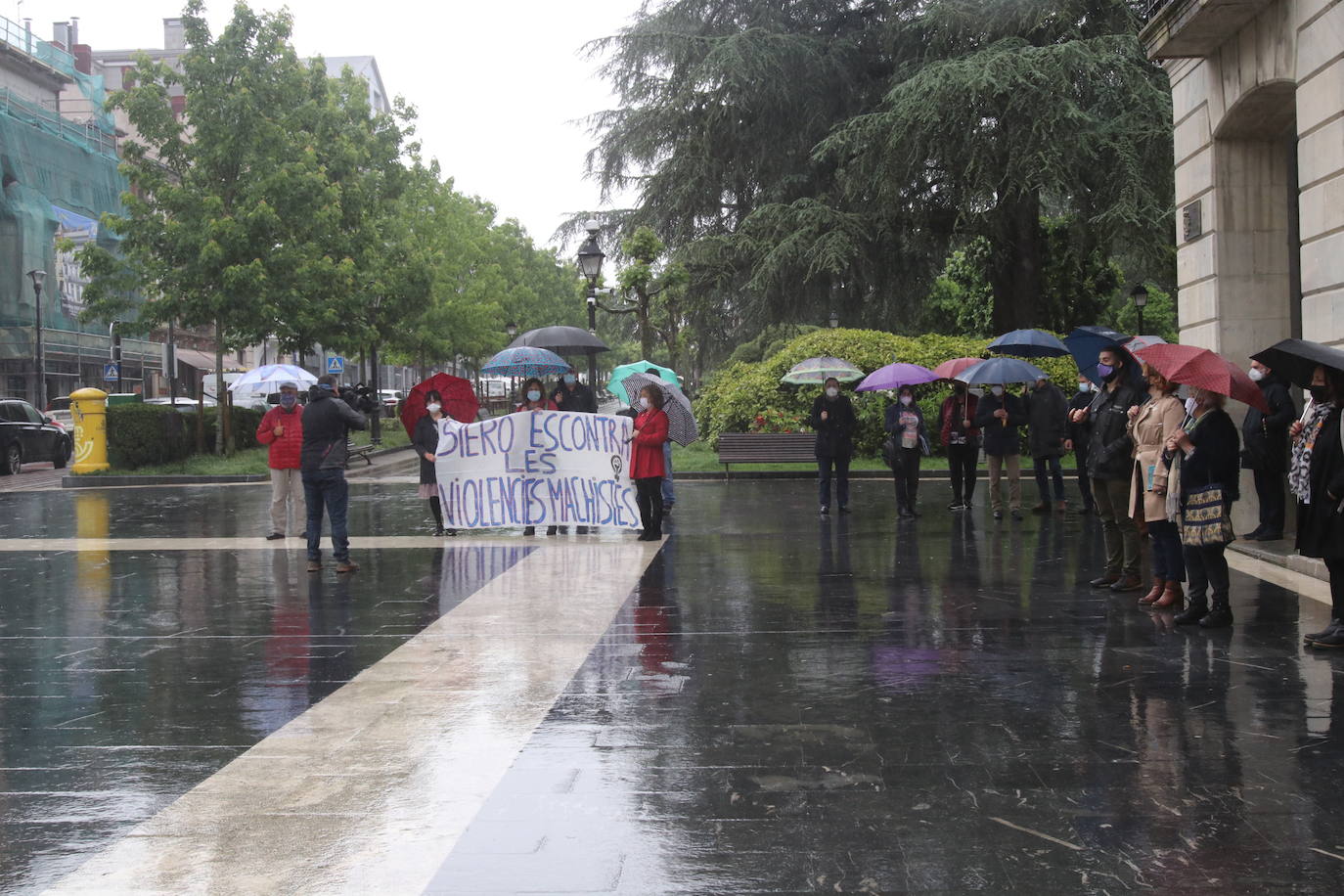 Vecinos de distintas localidades asturianas y responsables públicos de diferentes administraciones y signos políticos se han unido en el rechazo a la violencia machista tras el asesinato de Teresa Aladro en Pola Laviana.