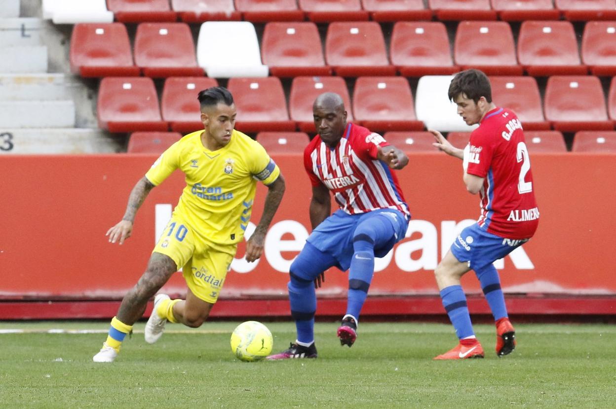 Babin intenta tapar a Araujo en el partido de ayer. 