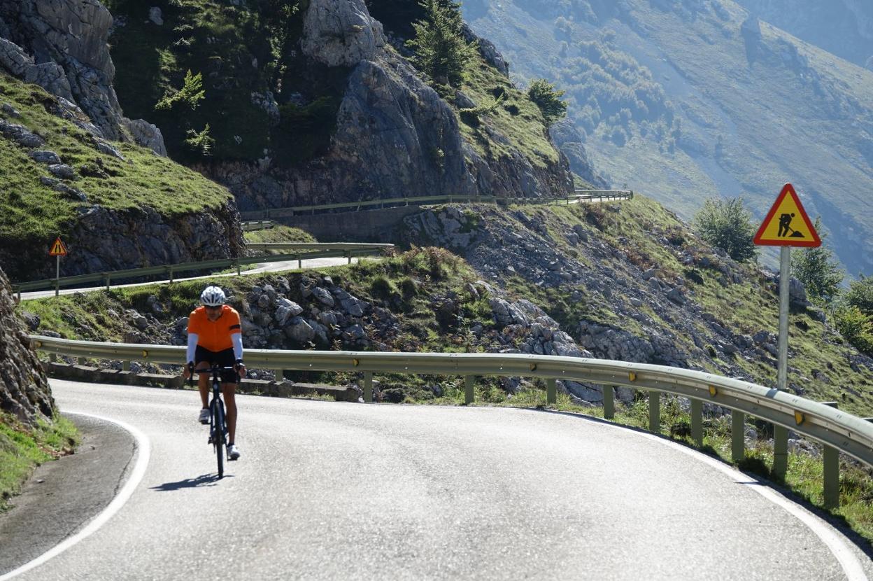Un ciclista en la subida a Sotres, escenario de la Cicloturista. 