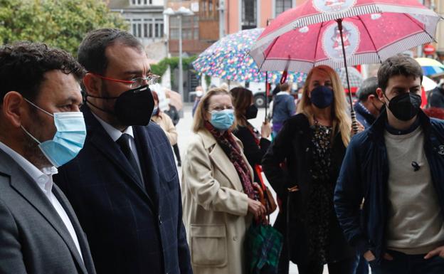 Minuto de silencio en Laviana para condenar la muerte de Teresa Aladro