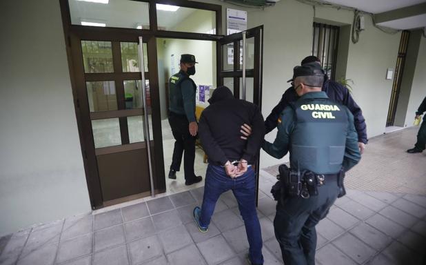 Prisión provisional sin fianza para el acusado de asesinar a su exmujer en Laviana