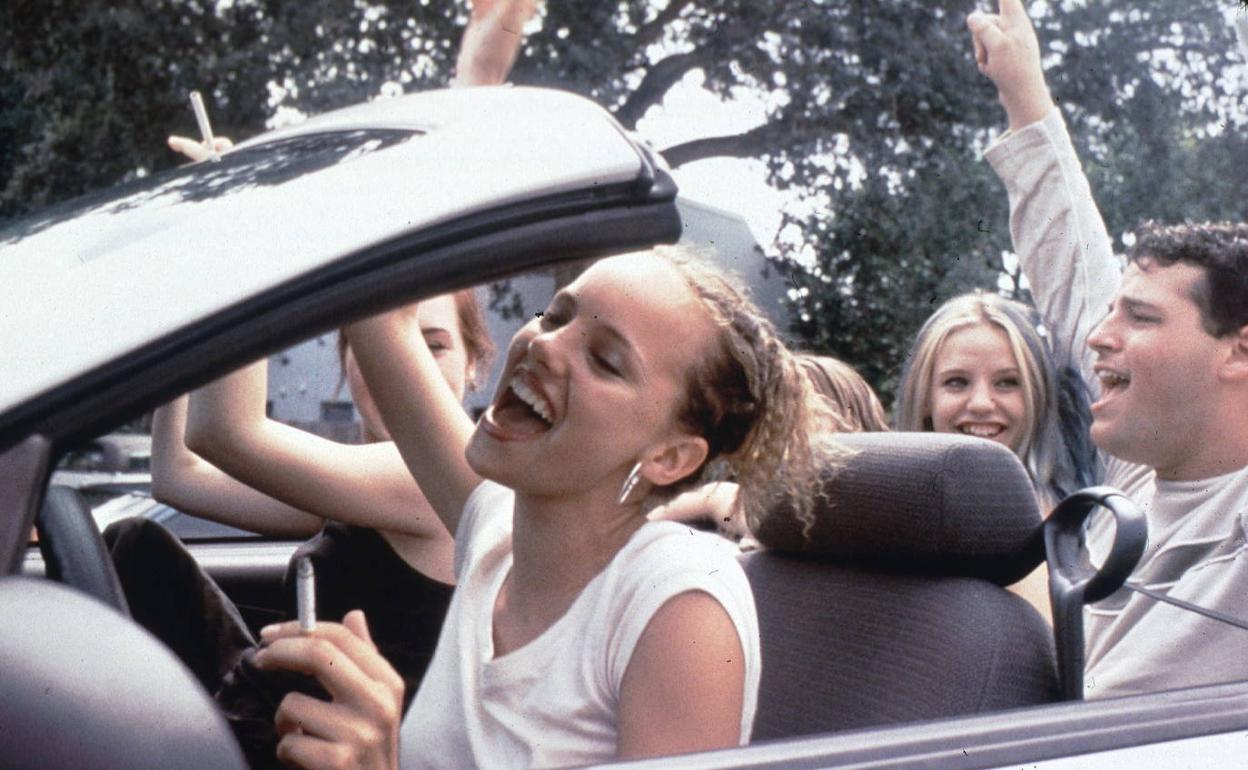 Una joven fuma al volante en una escena de cine