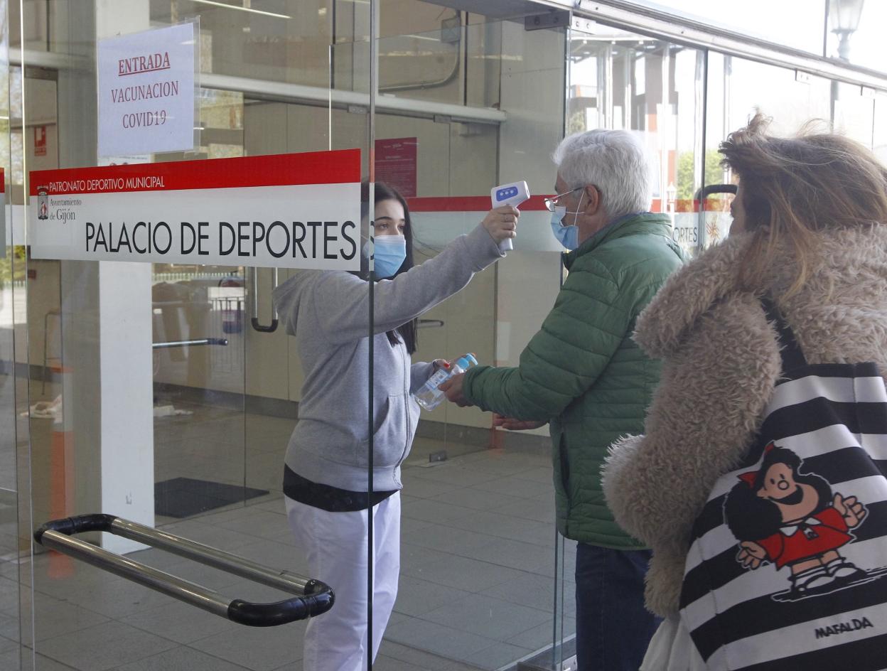 Toma de temperatura a la entrada del Palacio de Deportes. 