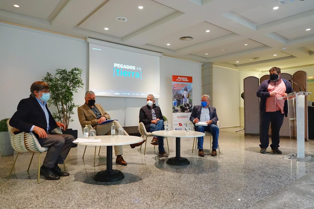 Alberto Tirador, Belarmino Feito, Belarmino Fernández y Ramón Artime, durante la mesa redonda, moderada por Octavio Villa, subjefe del Área de Asturias de EL COMERCIO y responsable de 'Pegados a la tierra'. 