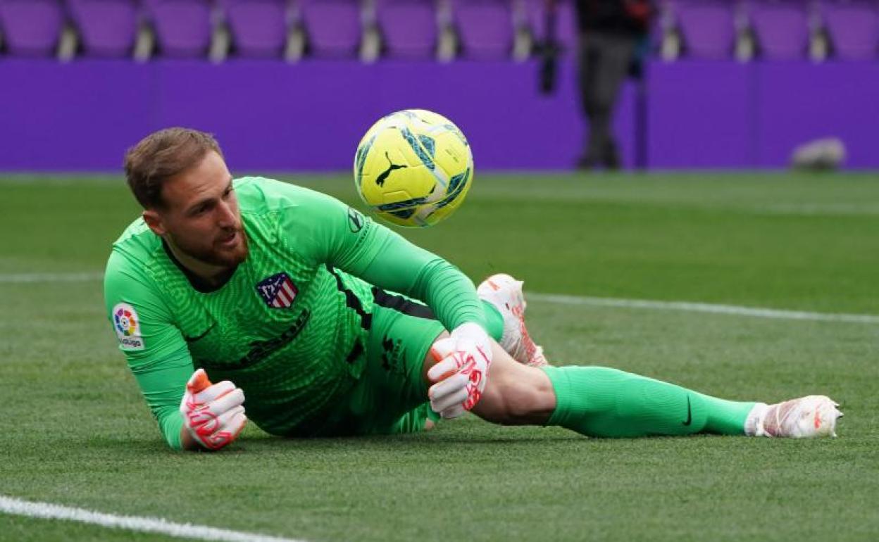 Jan Oblak efectúa una parada durante el Valladolid-Atlético. 