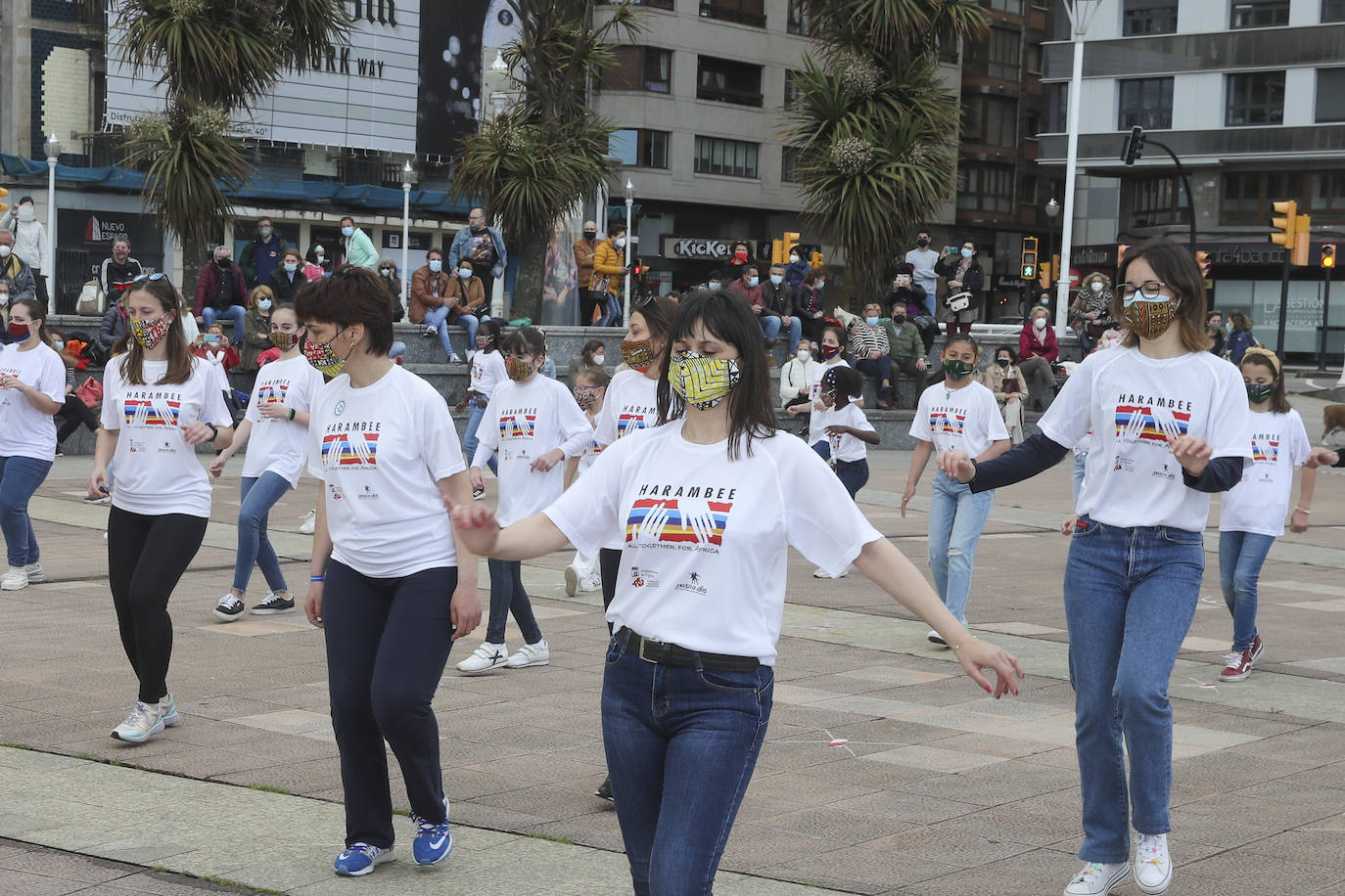La ONG Harambee Asturias ha reunido a un nutrido grupo de personas en los Jardines del Náutico, en Gijón, para participar en el flashhmob 'Todos a una', cuyo objetivo es concienciar sobre la prevención y la lucha contra el SIDA en África. 