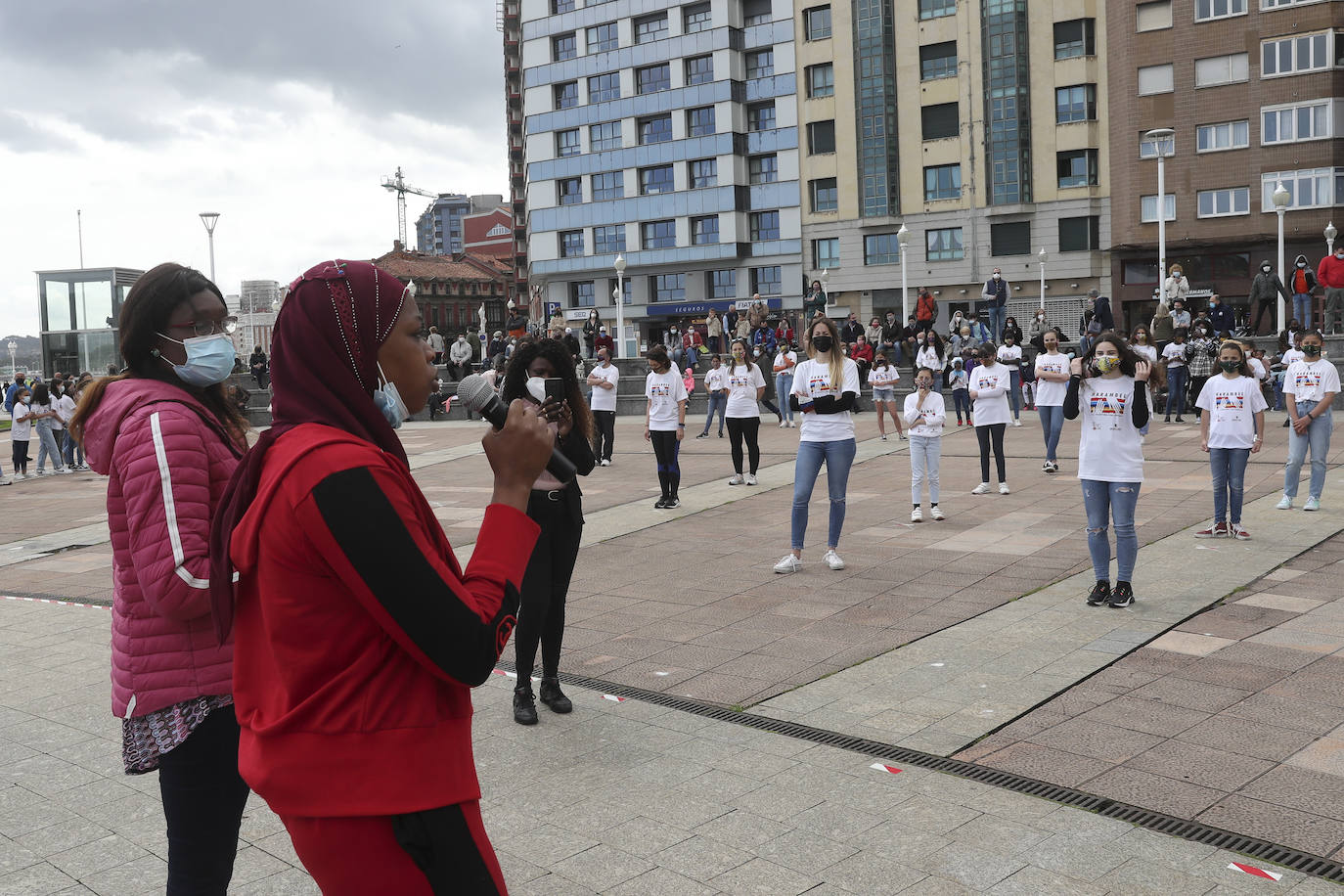 La ONG Harambee Asturias ha reunido a un nutrido grupo de personas en los Jardines del Náutico, en Gijón, para participar en el flashhmob 'Todos a una', cuyo objetivo es concienciar sobre la prevención y la lucha contra el SIDA en África. 