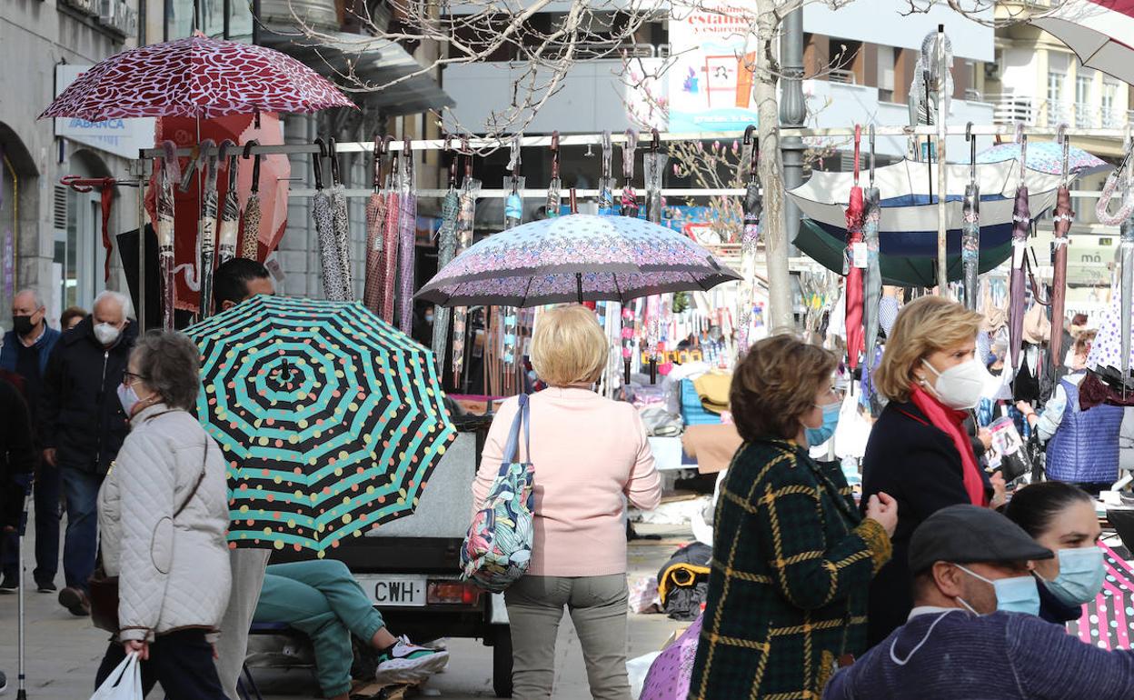 Transeuntes en el mercado de Avilés. 