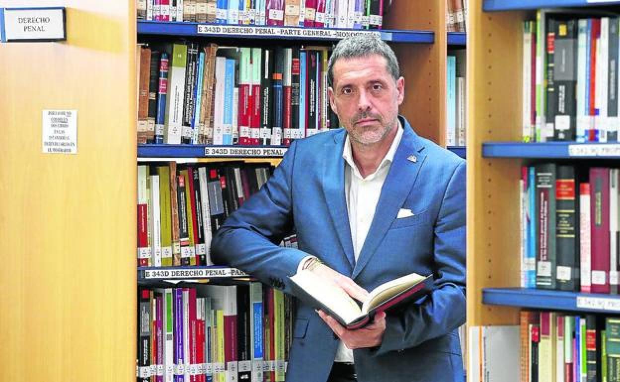 Javier Fernández Teruelo, decano de la Facultad de Derecho, en la biblioteca de la entidad.