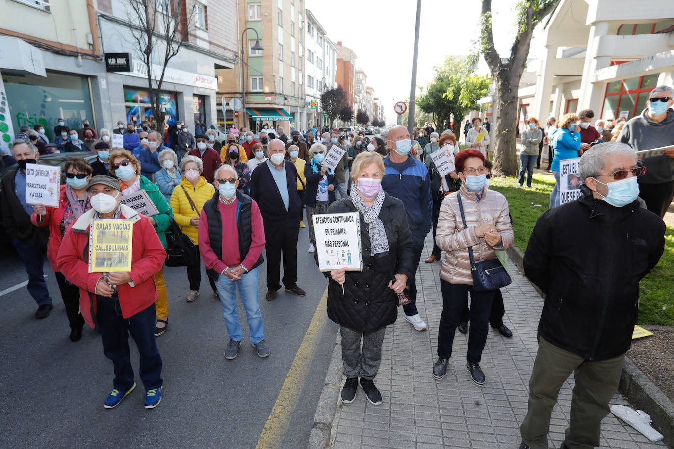 Una concentración de personas se ha manifestado en la calle Orán de Gijón a las puertas del Centro de Salud Perchera con el fin de solicitar una Atención Primaria presencial. 
