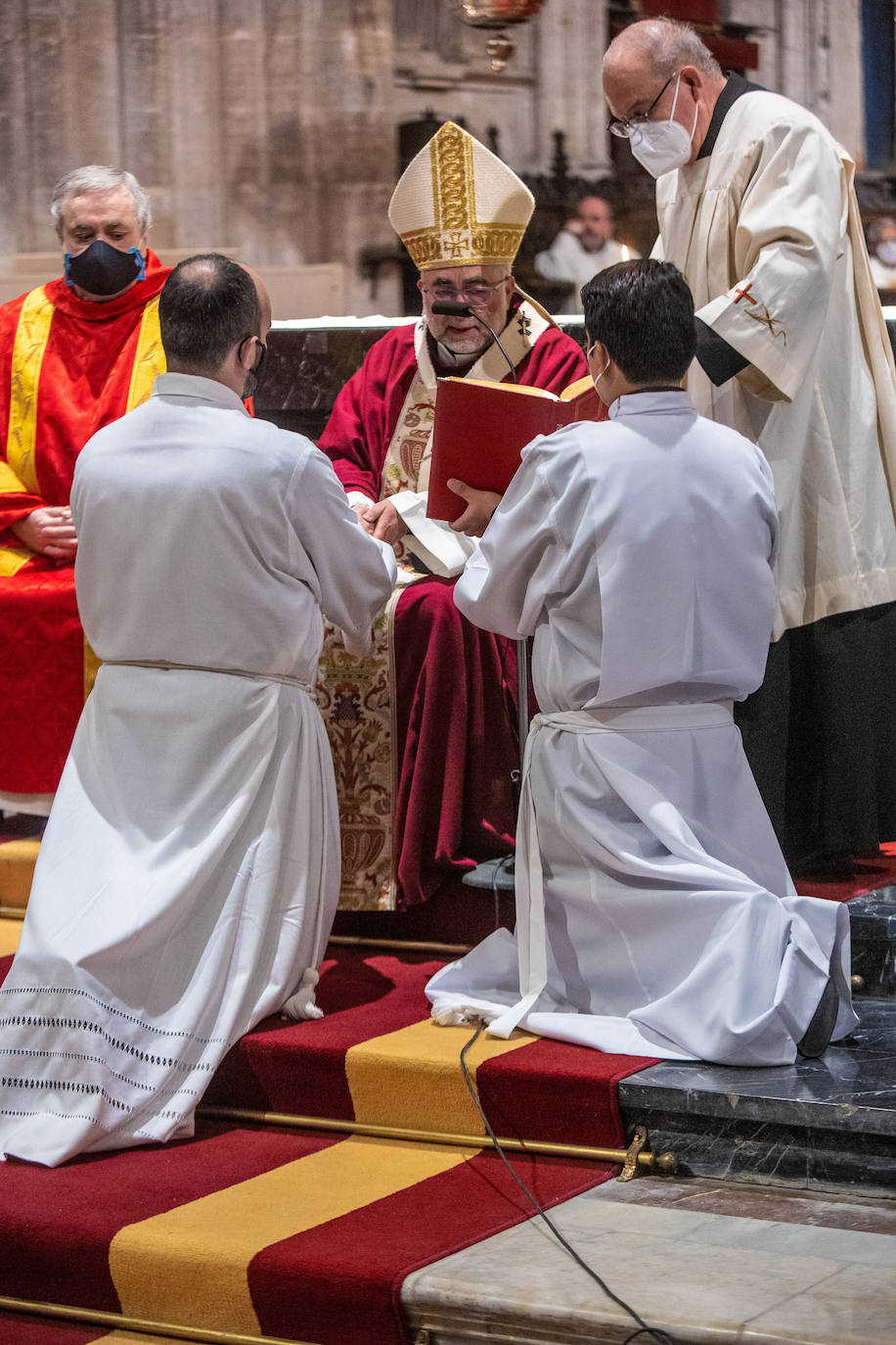 El gijonés Arturo José Matías y el sierense Marcos Argüelles fueron ordenados sacerdotes en Oviedo por el arzobispo Sanz Montes