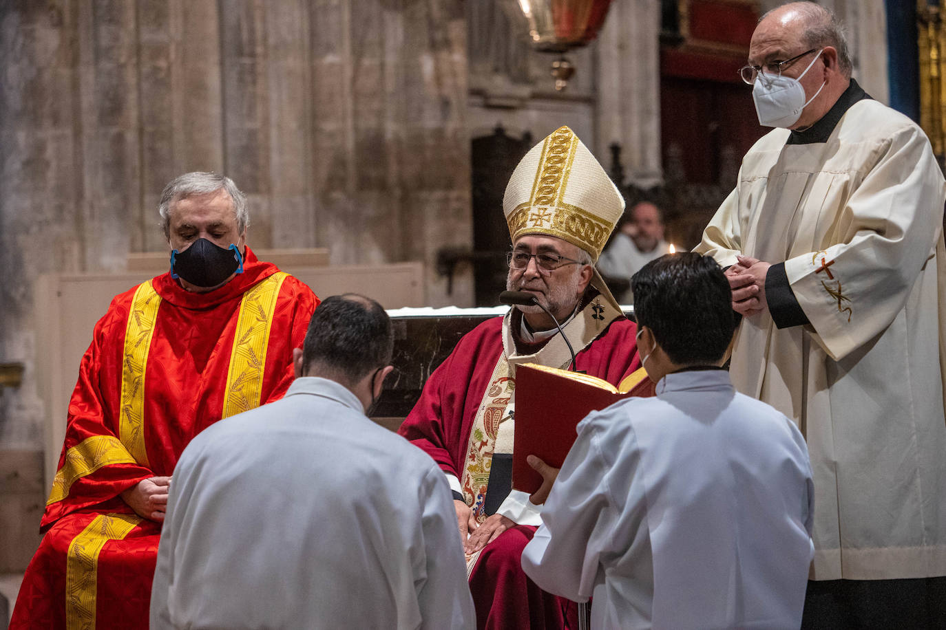 El gijonés Arturo José Matías y el sierense Marcos Argüelles fueron ordenados sacerdotes en Oviedo por el arzobispo Sanz Montes