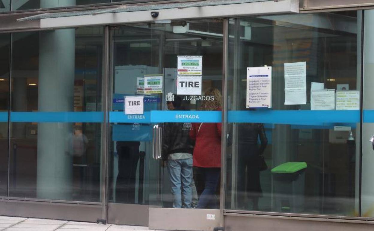 Entrada de los juzgados de Oviedo. 