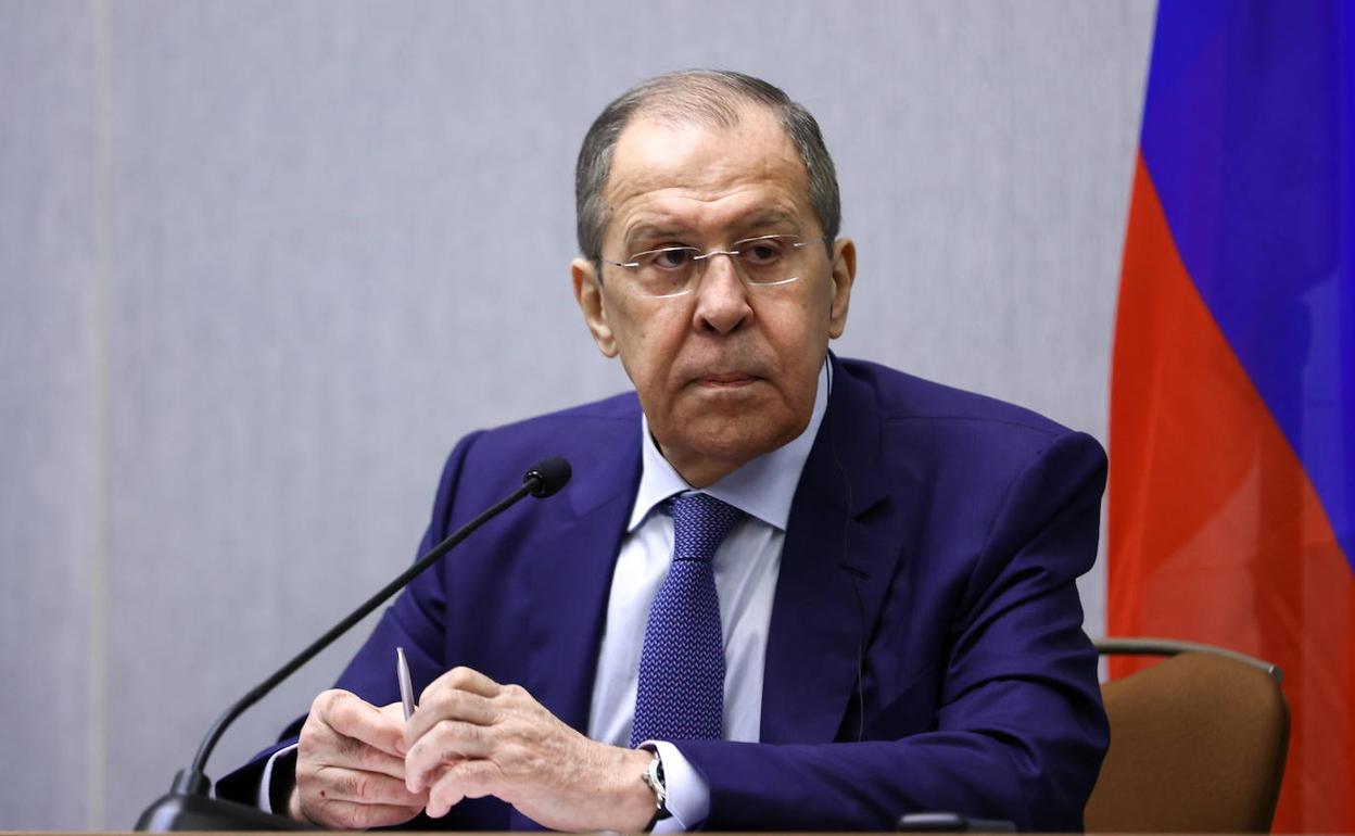 El titular de Exteriores ruso, Serguéi Lavrov, durante la comparecencia de este lunes.