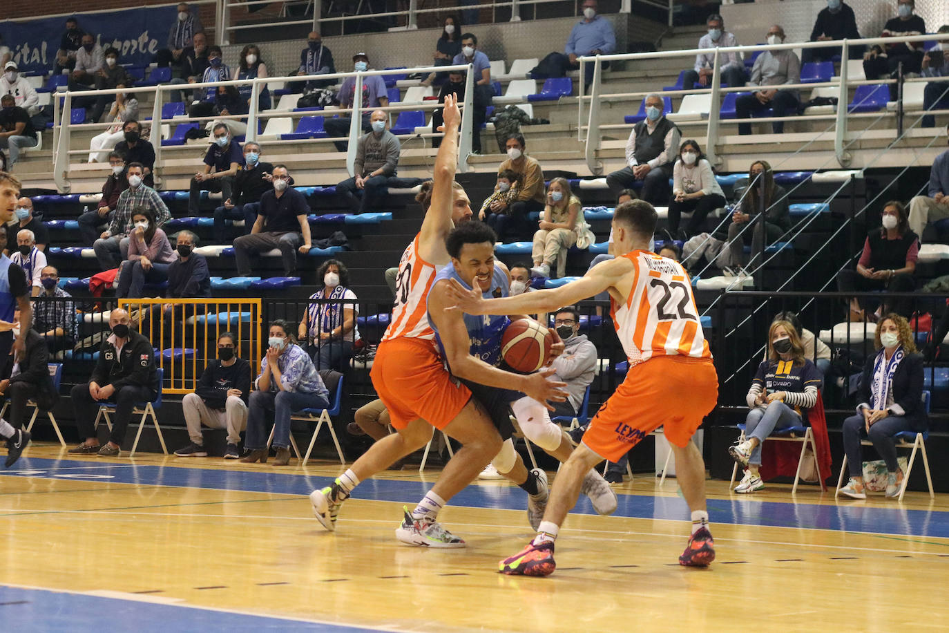 El Liberbank Oviedo cayó este martes en Pumarín ante el Leyma Coruña por 69-70, por lo que queda eliminado del play off.
