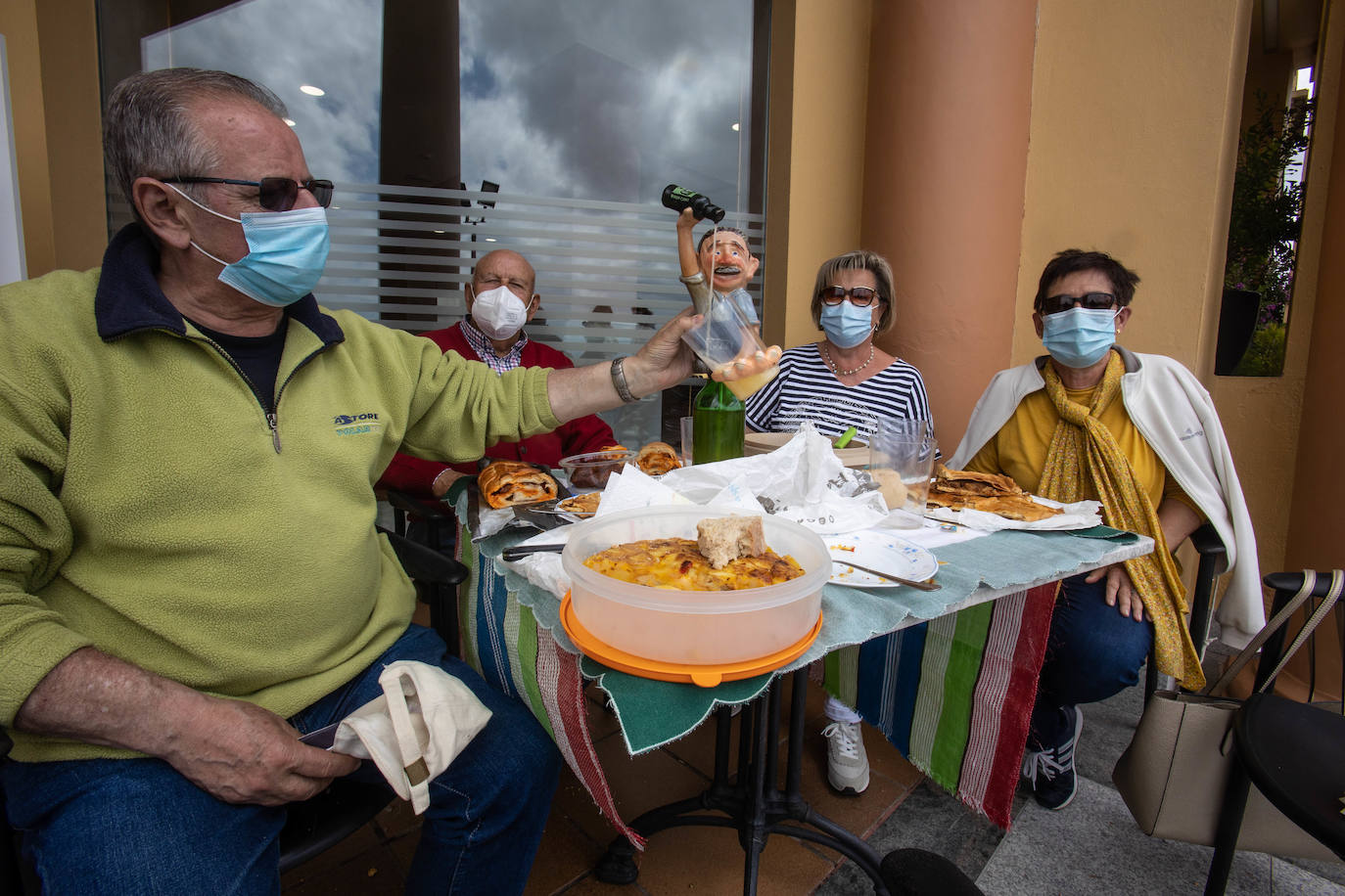 Miles de ovetenses disfrutaron del Martes de Campo. Se repartieron 4.000 bollos y botellas de vinos entre los socios de la Protectora de La Balesquida, en la que supone la primera edición desde que irrumpiera la pandemia. El Campo de San Francisco volvió a lucir repleto de vida, con familias y amigos disfrutando del tradicional bollo.