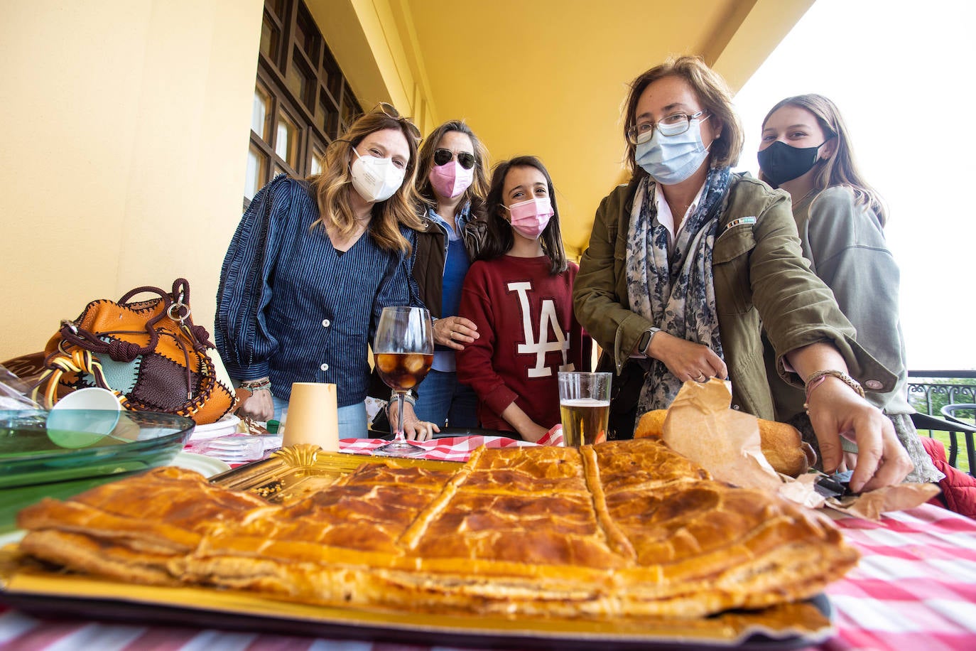 Miles de ovetenses disfrutaron del Martes de Campo. Se repartieron 4.000 bollos y botellas de vinos entre los socios de la Protectora de La Balesquida, en la que supone la primera edición desde que irrumpiera la pandemia. El Campo de San Francisco volvió a lucir repleto de vida, con familias y amigos disfrutando del tradicional bollo.