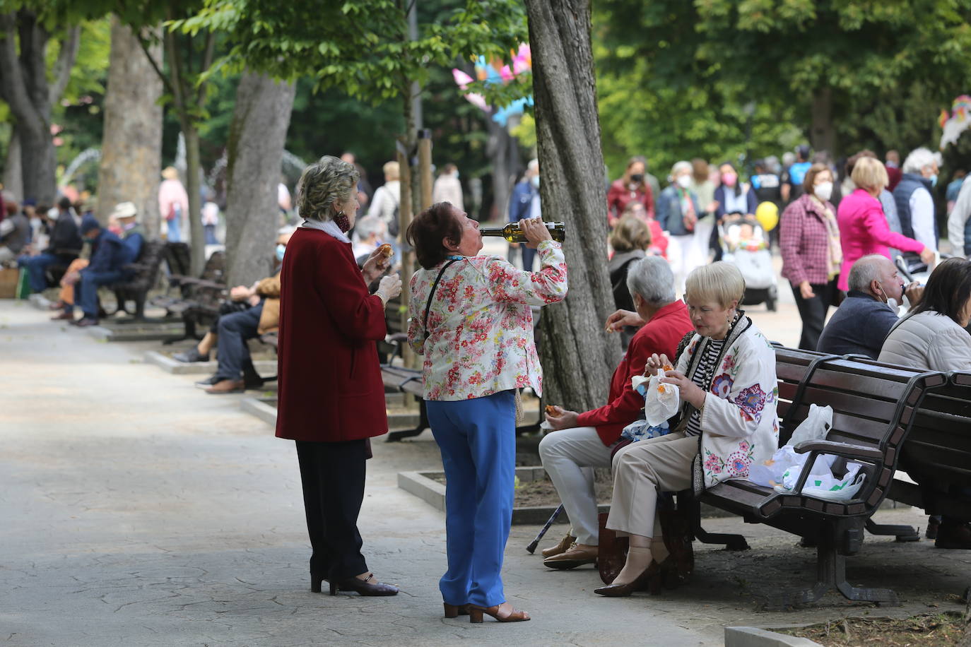 Miles de ovetenses disfrutaron del Martes de Campo. Se repartieron 4.000 bollos y botellas de vinos entre los socios de la Protectora de La Balesquida, en la que supone la primera edición desde que irrumpiera la pandemia. El Campo de San Francisco volvió a lucir repleto de vida, con familias y amigos disfrutando del tradicional bollo.