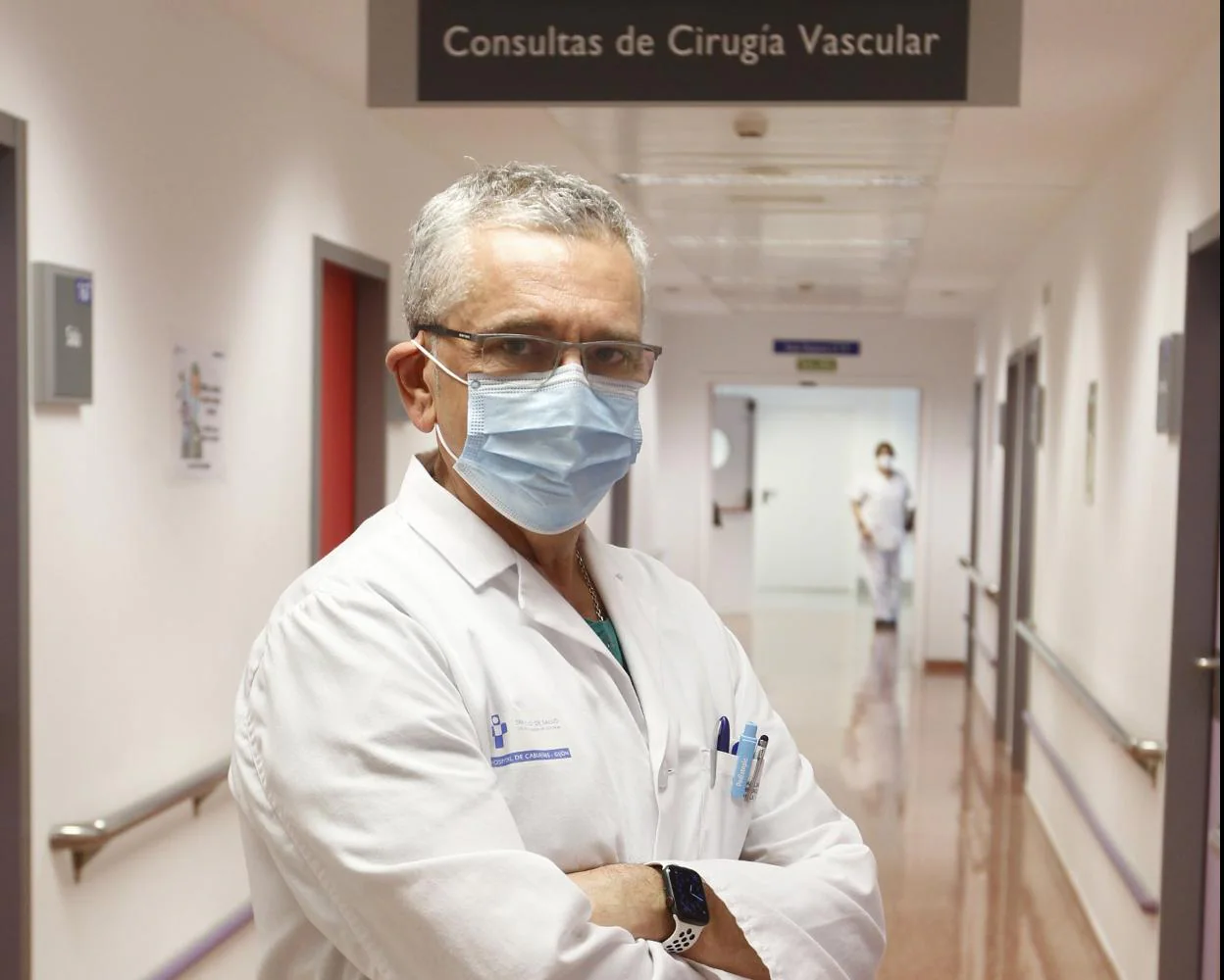 Manuel Vallina-Victorero, en el Hospital de Cabueñes, tras realizar una intervención quirúrgica ayer por la tarde. 