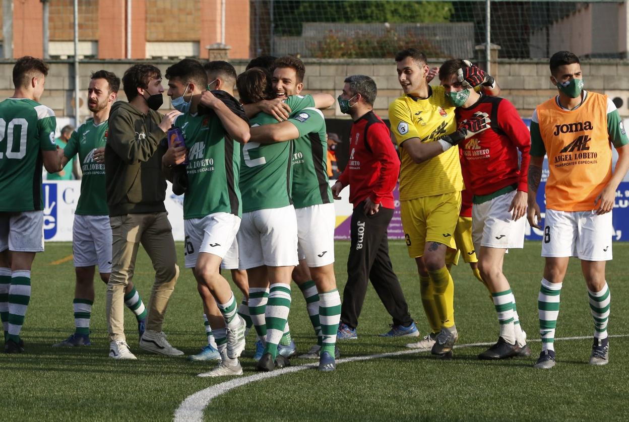 Los jugadores llaniscos celebran el pase a la final. 