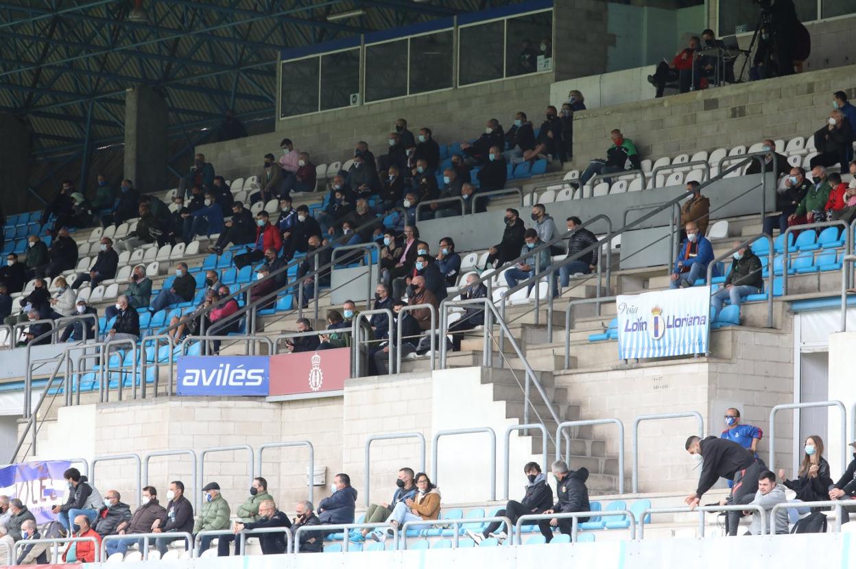 Aspecto de la grada de Juan Ochoa en el reciente Avilés-Llanes de la fase de ascenso. 