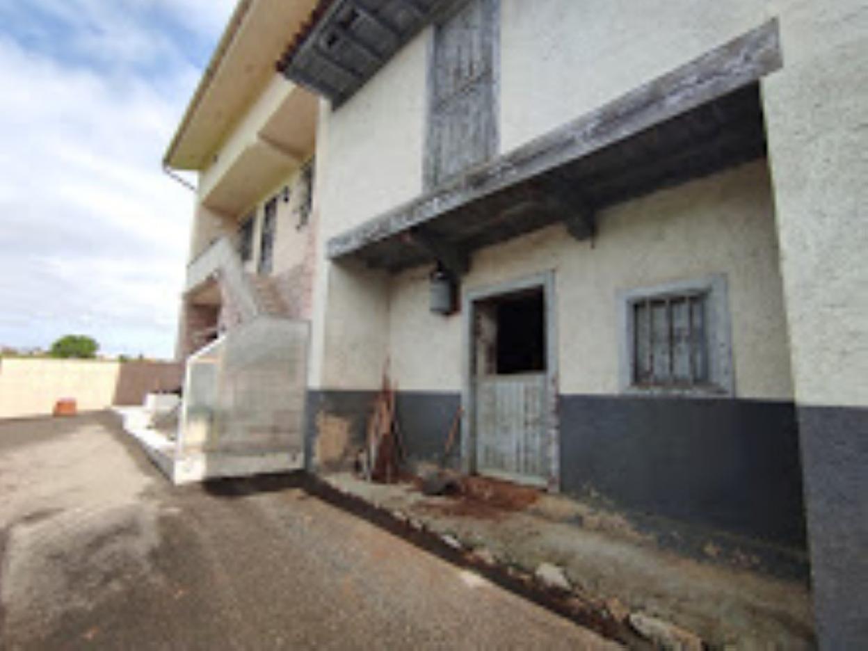 A la derecha la cuadra por la que los navetos mantienen el litigio, a la izquierda la casa de la denunciante. 